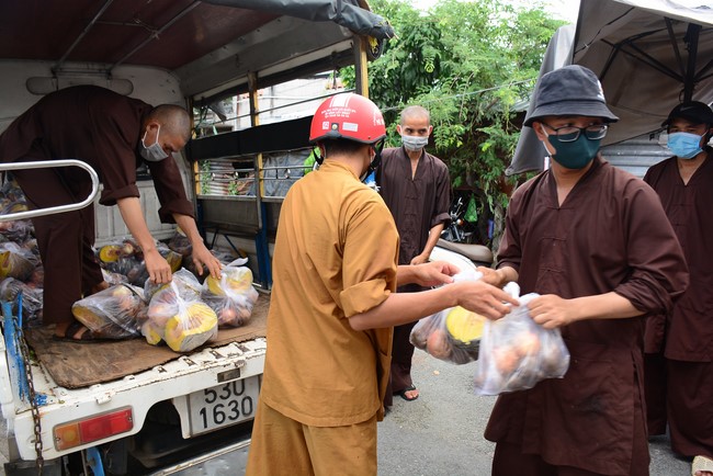 Continuing to support people in need in the Covid-19 pandemic of Hoang Phap Pagoda (series 7)